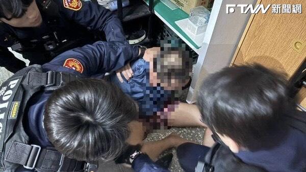 打手遊爆火氣！宜蘭男持剪刀喊「就要給你死」刺殺友人　被逮時爛醉睡翻