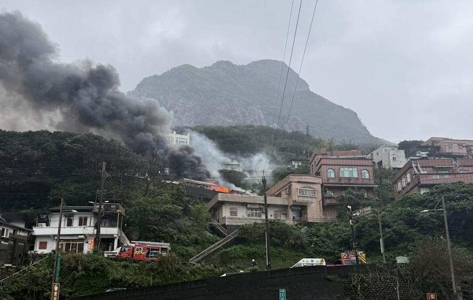 新北瑞芳山區民宅火警！濃煙火舌狂竄　警消急灌救「初步無人受困」