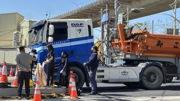 台中奪命車禍！7旬騎士疑切車道撞聯結車　頭部遭輾當場身亡