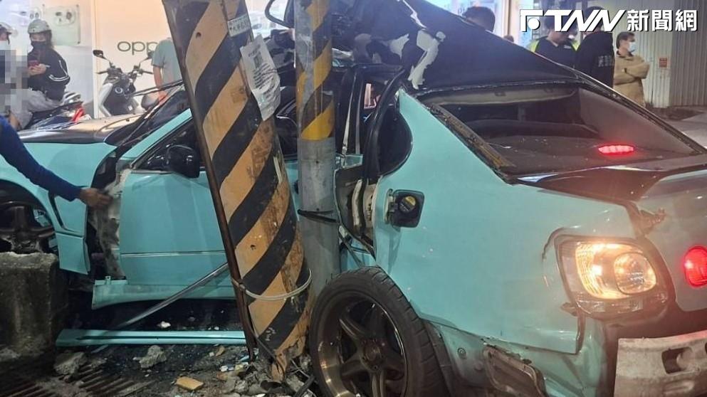撞成「V字型」！大寮轎車深夜自撞電桿　2人受困送醫