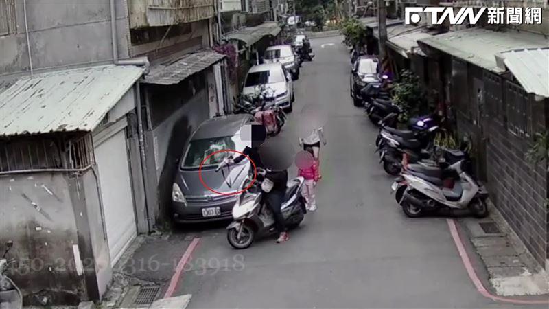 新北小孩嬉戲險撞機車！爸氣炸「持玩具槍」怒槓騎士　街頭對峙下場曝光