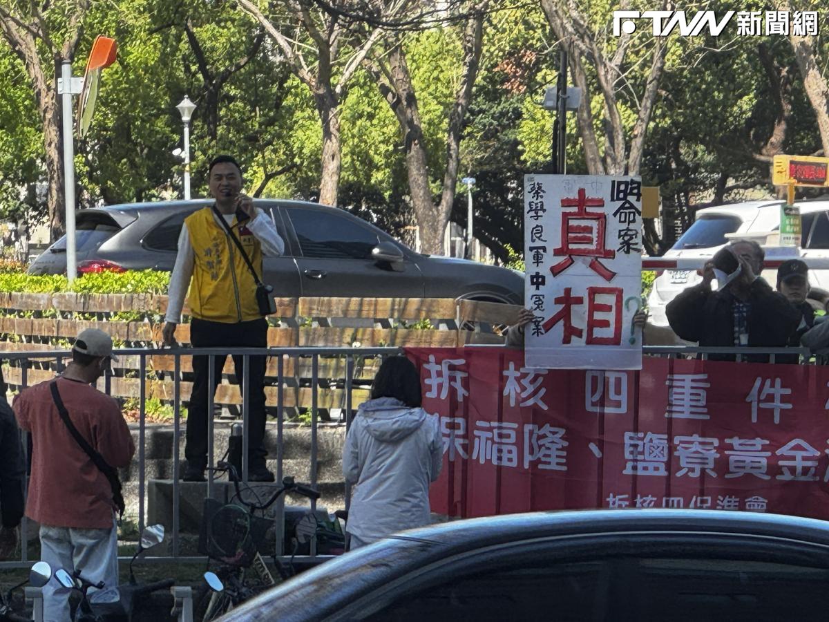 搞錯地點？新黨游智彬為「卓榮泰赴日」朝民進黨中央丟雞蛋　險砸中記者