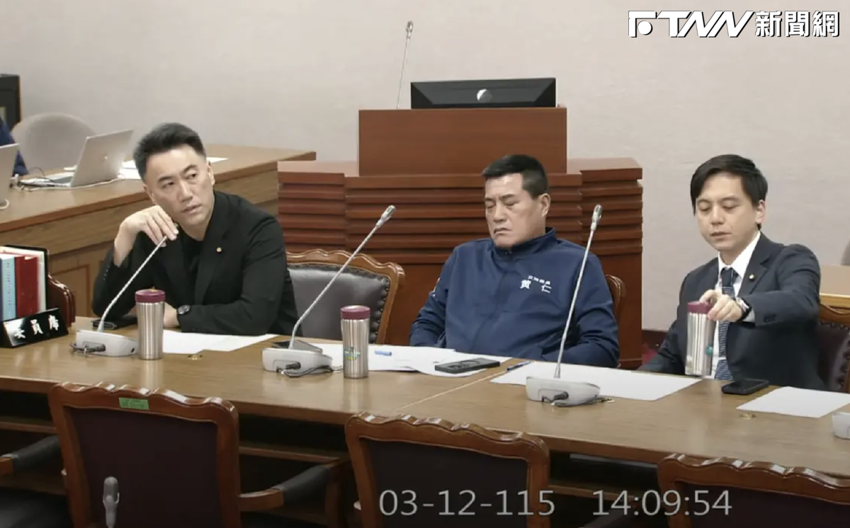 被抓包！立院談軍購發價書　藍委黃仁「睡翻」同事中間：「有點累」閉目一下