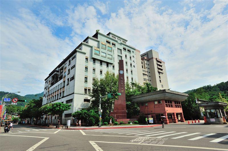 AI生成文獻出包？政大博士論文爆「假引用」！教授被掛名傻眼、校方急下架